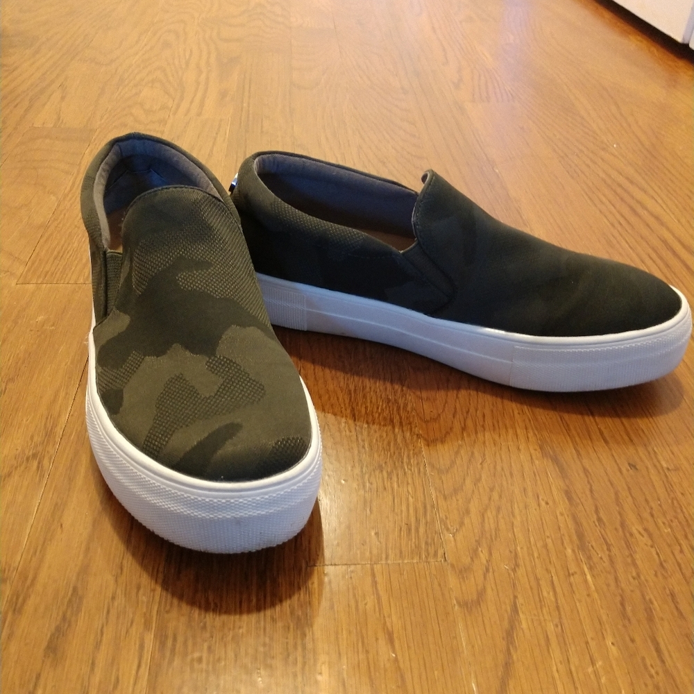 Ladies Steve Madden Camo Slip-on Sneakers, size 7.